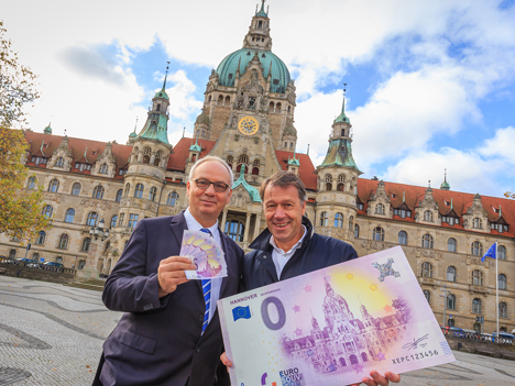 Hannover bringt niedersächsischen Souvenirschein auf den Markt - v.l. Matthias Hinrichsen (Chef von Hinrichsen Kommunikation) und Hans Christian Nolte (Geschäftsführer HMTG) präsentieren den ersten 0-Euro-Schein Niedersachsens, Foto: HMTG