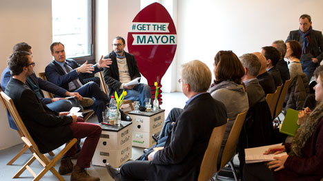 Heidelberg: Oberbürgermeister im Dialog mit aktiven Bürgern - Oberbürgermeister Dr. Eckart Würzner diskutiert mit den Initiatoren des Projekts "Entspannung für Heidelberg" ©Tobias Dittmer