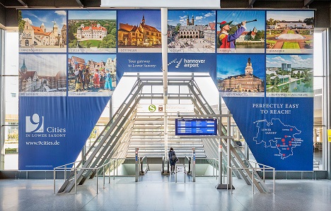 Marketingkooperation "9 Städte+2" wirbt mit Riesenbanner - Auf einem 16 Meter breiten Riesenbanner direkt am S-Bahnhof des Flughafens Hannover präsentieren die "9 Städte+2" ab sofort Sehenswürdigkeiten; Foto: Hannover Marketing und Tourismus GmbH