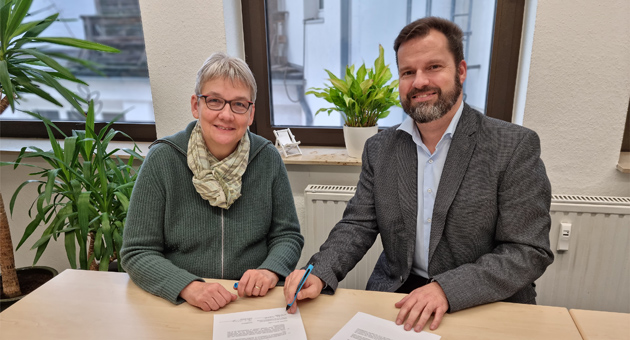 Hildesheim Marketing verlängert mit Geschäftsführer - (v.l.) Dr. Rita Weber, Vorsitzende des Aufsichtsrats der Hildesheim Marketing GmbH, und Geschäftsführer Fritz S. Ahrberg bei der Unterzeichnung der Vertragsverlängerung – Foto: Hildesheim Marketing GmbH