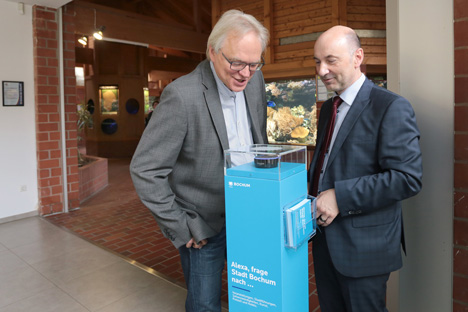 Bochum Marketing stellt Alexa-Stelen auf - Mario Schiefelbein, Geschäftsführer Bochum Marketing GmbH (rechts) und Ralf Slabik, Geschäftsführer Tierpark Bochum, testen den Skill "Bochum" in der Säule; Foto: Bochum Marketing, Andreas Molatta