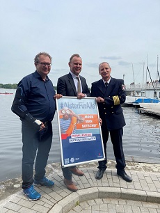 Verhaltenskampagne für die Hamburger Alster - (v.l.) Umweltsenator Jens Kerstan, Innensenator Andy Grote und Olaf Frankowski, Leiter der Hamburger Wasserschutzpolizei, präsentieren die neue Alster-Kampagne – Foto: PUBLIC MARKETING