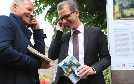 Halle bietet Audiowalk zum Bauhaus-Jubiläum - v.l.: Mark Lange, Geschäftsführer Stadtmarketing Halle, und Thomas Bauer-Friedrich, Direktor Kunstmuseum Moritzburg, testen den neuen Bauhaus-Audiowalk; Foto: Jan Laurig