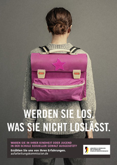 Unabhängige Kommission zur Aufarbeitung sexuellen Kindesmissbrauchs engagiert Ballhaus West - Für die Aufrufkampagne der Unabhängigen Kommission zur Aufarbeitung sexuellen Kindesmissbrauchs setzt Ballhaus West auf die Monoline "Werden Sie los, was Sie nicht loslässt!"; Foto: Ballhaus West