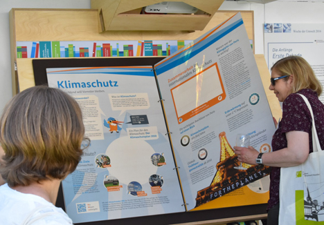 Bundesumweltministerium beauftragt weiterhin Vagedes & Schmid - Das von Vagedes & Schmid entwickelte, überdimensionale Buch zu den Umweltprojekten des BUMB lädt mit Videos und interaktiven Touch Points zum Mitmachen ein; Foto: Vagedes & Schmid
