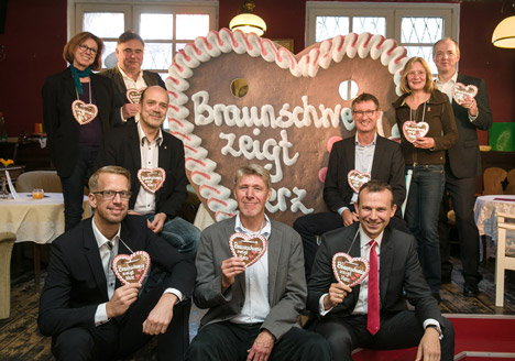 Braunschweig "zeigt Herz" und startet Spendenaktion - Die Beteiligten der Spendenaktion "Braunschweig zeigt Herz": Hintere Reihe, v.l.: Heike Blümel (DRK-KaufBar), Stefan Franz (Schaustellerverband Braunschweig), Volkmar von Carolath (Arbeitsausschuss Innenstadt Braunschweig e. V.), Norbert Velten (Diakonie im Braunschweiger Land gGmbH), Elke Kreis (Braunschweiger AIDS-Hilfe e. V.), Matthias Konrad (Caritasverband Braunschweig e. V.); vordere Reihe, v.l..: Björn Nattermüller (Braunschweig Stadtmarketing GmbH), Gunter Kröger (Arbeiterwohlfahrt Kreisverband Braunschweig e. V.), Silvester Plotka (Braunschweigische Landessparkasse).
