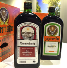 Kräuterlikör Jägermeister im regionalen Braunschweig-Design - Jägermeister-Flaschen im regionalen Design (Foto: Braunschweig Stadtmarketing)