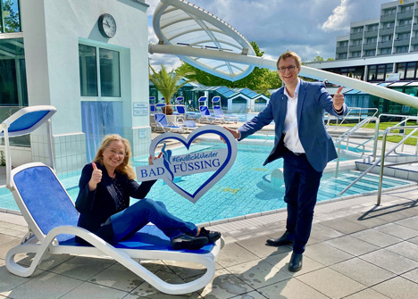 Bad Füssing weckt Vorfreude auf Urlaub im Kurort - Bad Füssings Bürgermeister Tobias Kurz und Kur- und Tourismusmanagerin Daniela Leipelt präsentieren das Logo der Kampagne "Endlich wieder Bad Füssing"; Foto: Kur- & GästeService Bad Füssing