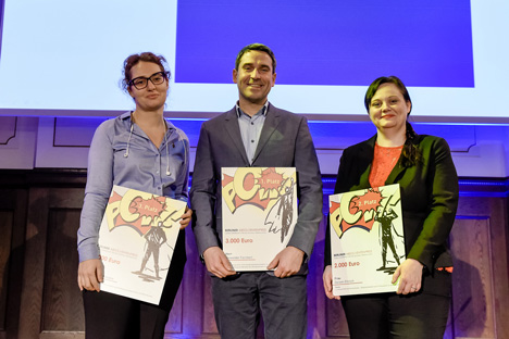 Gewinner des Berliner Absolventenpreis stehen fest - (v.l.) Nino Chinchaladze, Alexander Forchert und Doreen Ehrlich sind die Gewinner des Berliner Absolventenpreises bei der Preisverleihung beim Infora Anwenderforum in Berlin; Foto: Materna