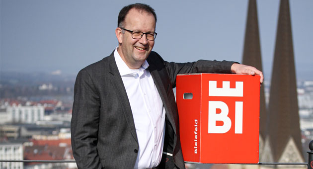 Im Einsatz für die Stadtmarke Bielefeld - Martin Knabenreich ist Stadtmarketingchef in Bielefeld. Der ehemalige Radiomoderator sorgt seit 2015 dafür, dass Bielefeld eine Mitmachmarke ist - Foto: Bielefeld Marketing