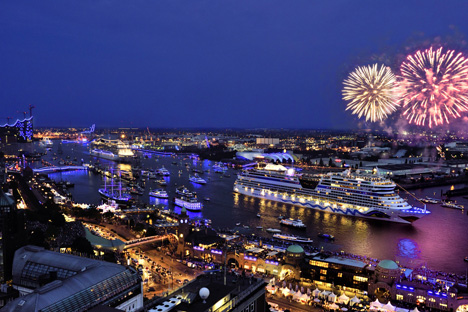 Projekt "Lichtfalle Hamburg" beleuchtet "Blue Port"-Inszenierung im Hamburger Hafen - Hamburg Cruise Days und Blue Port Hamburg; Foto : www.mediaserver.hamburg.de / Manuel Lebowsky / bcsMedia Hamburg