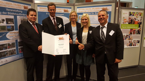 Gewinner von "Ab in die Mitte! NRW 2015" stehen fest - v.l. Matthias Paschold (We Love Bocholt), Ludger Dieckhues (Geschäftsführer Wirtschaftsförderung/Stadtmarketing Bocholt), Astrid Lukas, Lisa Hebing (beide Stadtmarketing Bocholt), Jürgen Angenent (ITNT GmbH); Foto: