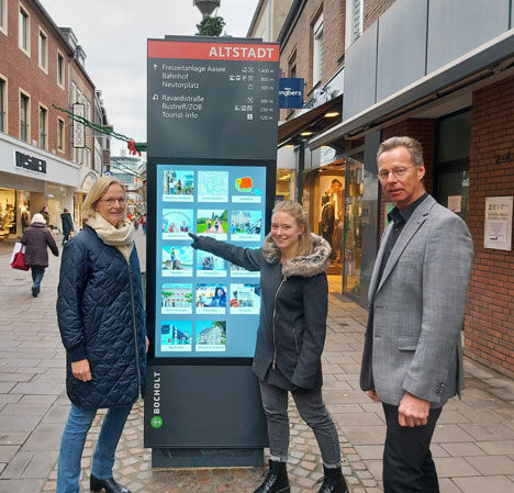 Bocholt komplettiert neues Fußgängerleitsystem - Das Bocholter Stadtmarketingteam - bestehend aus den Marketingreferentinnen Astrid Lukas und Lisa Hebing sowie Geschäftsführer Ludger Dieckhues (v.l.) - stellen die Stele in der Neustraße vor - Foto: Wirtschaftsförderung und Stadtmarketing Bocholt