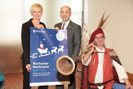 Bochum Marketing passt Gestaltung des Weihnachtsmarktes an die Marke Bochum an - v.l. Annette Adameit (Kommunikation Sparkasse Bochum), Mario Schiefelbein (Geschäftsführer Bochum Marketing GmbH), Frank Pfetzing (Gaukler, Mittelalterlicher Markt); Foto: Sparkasse Bochum