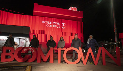Cottbus gibt Startschuss für bundesweite Fachkräftekampagne - Anlässlich der Auftaktveranstaltung für die Kampagne "Boomtown Cottbus" am 28. Februar 2022 haben die Verantwortlichen den Cottbuser Hauptbahnhof illuminiert - Foto: BTU, Ralf Schuster