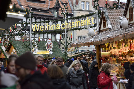 Braunschweig-App führt Besucher über den Weihnachtsmarkt - App, Broschüre und Informationstafeln helfen dabei, den richtigen Stand auf dem Braunschweiger Weihnachtsmarkt zu finden; Foto: Braunschweig Stadtmarketing GmbH / Daniel Möller