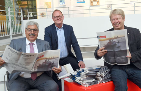 Bremerhaven stellt neue Stadtimage-Zeitung vor - (v.l.n.r.): Bremerhavens Oberbürgermeister Melf Grantz, Nils Schnorrenberger (Geschäftsführer der BIS Wirtschaftsförderung Bremerhaven) und Dr. Ralf Meyer (Geschäftsführer der Erlebnis Bremerhaven, Gesellschaft für Touristik, Marketing und Veranstaltungen mbH) haben die Stadtimage-Zeitung im Historischen Museum vorgestellt - Foto: BIS