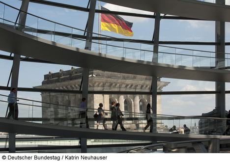 Bundestag untersucht Online-Bürgerbeteiligung an der Parlamentsarbeit - Im Auftrag des Deutschen Bundestags führt das IZT – Institut für Zukunftsstudien und Technologiebewertung die Umfrage durch