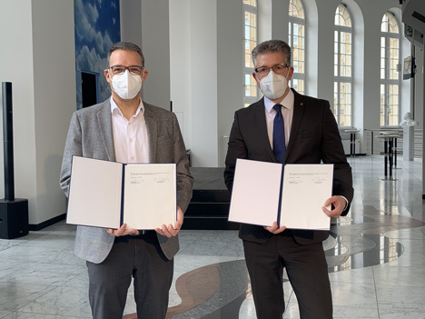 Dr. Christoph Dittrich verlängert seinen Vertrag in Chemnitz - v.l.: Dr. Christoph Dittrich, Generalintendant der Städtischen Theater Chemnitz, und Bürgermeister Ralph Burghart präsentieren den neu unterzeichnete Vereinbarung; Foto: Philipp Köhler/Stadt Chemnitz