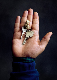 Caritas weist mit Kampagne "Keys of Hope" auf das Schicksal syrischer Flüchtlinge hin - Die Hand und der Schlüssel von NABIL, 31, aus Aleppo, Motiv "The smell of my Mum"; Foto: Caritas international/Charlie Crane
