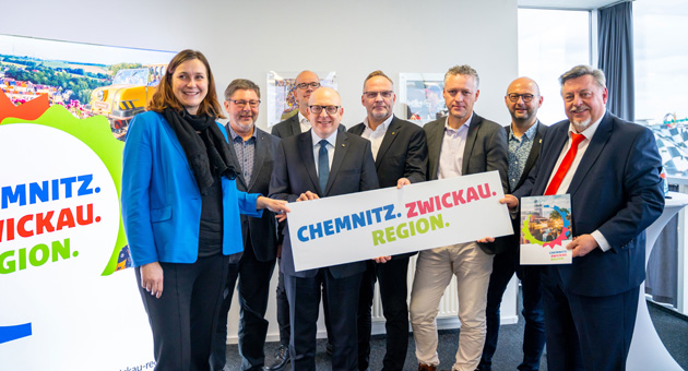 Chemnitz. Zwickau. Region geht an den Start - Freuen sich über die Gründung der neuen DMO (v.l.): Constance Arndt (Oberbürgermeisterin der Stadt Zwickau), Johannes Voigt (Vorstandsvorsitzender des Heimat- und Verkehrsvereins Rochlitzer Muldental e.V., Sören Uhle (Geschäftsführer CWE mbH), Sven Schulze (Oberbürgermeister der Stadt Chemnitz), Dirk Neubauer (Landrat des Landkreis Mittelsachsen), Carsten Michaelis (Landrat des Landkreis Zwickau), Daniel Röthig (Bürgermeister der Gemeinde Callenberg) und Dietrich Oberschelp (Vorstandsvorsitzender des Tourismusregion Zwickau e.V.) - Foto: Oliver Göhler