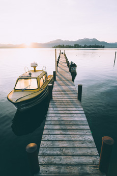 Chiemsee-Alpenland Tourismus setzt auf Influencer - Eines der Kampagnenbilder: Instagrammer Patrick Monatsberger fotografierte den Steg in Gstadt am Chiemsee; © Patrick Monatsberger (@moners)