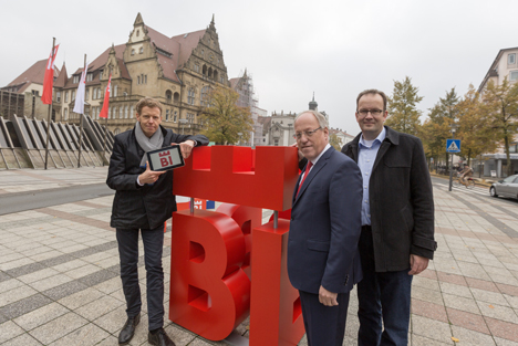 Bielefeld stellt frisches Stadtlogo vor - Bielefelds Oberbürgermeister Pit Clausen (Mitte), Martin Knabenreich (r.), Geschäftsführer Bielefeld Marketing, und Marc Detering (l.), Geschäftsführer deteringdesign, präsentierten den neuen Markenauftritt der Stadt; Foto: Björn Schmidt