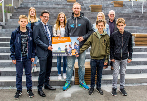 Berliner Stadtreinigung startet "Clean Clip Contest" - Diskus-Olympiasieger Robert Harting (Mitte), BSR-Vorstand Michael Theis (3.vl) sowie Schulleiter Dr. Gerd Neumes (2.vr); Foto: BSR