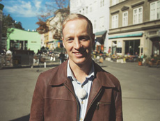 WienTourismus präsentiert neue YouTube-Serie "Vienna Now" - Chris Cummins führt durch die neue Wiener Videoserie; © SLASH / WienTourismus