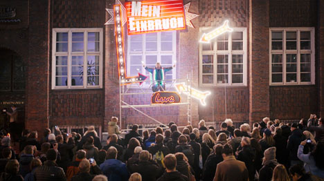 Polizei Hamburg startet Kampagne mit inszeniertem Einbruch - Für die Kampagne "Auffallend kriminell" entwickelte DDB Hamburg einen fingierten Einbruch mitten in der Hamburger City; Foto: DDB