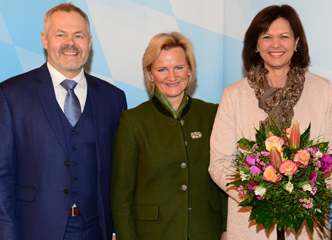 Angela Inselkammer neue Präsidentin des DEHOGA Bayern - v.l. Ulrich N. Brandl, Angela Inselkammer und Wirtschaftsministerin Ilse Aigner; Foto: STMWi