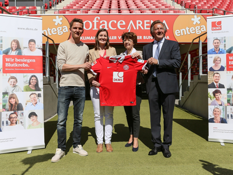 DKMS-Logo ziert die Trikots des Mainzer Bundesligisten - Aufmerksamkeitsstarke Marketingaktion: Die Mainzer Fußballer spielten mit dem Logo der DKMS auf den Trikots (Foto: Jörg Halisch)