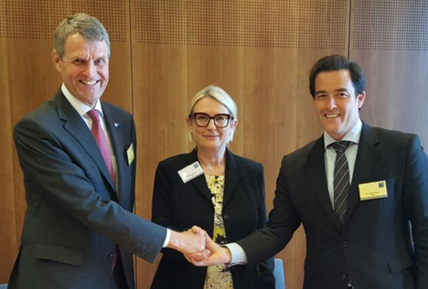 Deutsche Zentrale für Tourismus baut Kooperation mit Industrie aus - AHK-Weltsprecher Bernhard Steinrücke; DZT-Vorstandsvorsitzende Petra Hedorfer und Volker Treier, stellvertretender Hauptgeschäftsführer des DIHK wollen planen u.a. gemeinsame Marktauftritte; Foto: DZT