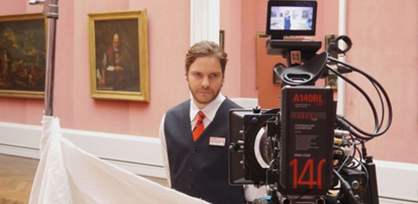 Daniel Brühl steht für die Berliner Gemäldegalerie vor der Kamera - Für den Werbetrailer zur El Siglo de Oro-Ausstellung schlüpft Daniel Brühl in die Rolle eines Museumswärters; ©Staatliche Museen zu Berlin