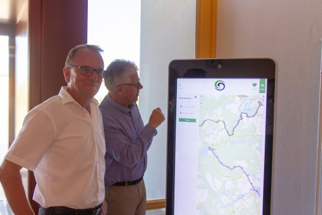 Digitaler Touchpoint informiert über Ausflüge in und um Templin - v.l.: Detlef Tabbert, Bürgermeister von Templin, und Dieter Hütte, Geschäftsführer der Tourismus-Marketing Brandenburg GmbH testen den ersten digitalen Touchpoint; Foto: TMB
