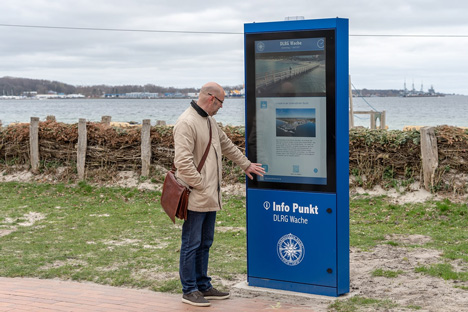 Eckernförde setzt digitale Stelen im Stadtgebiet ein - Eine der digitalen Stelen steht am Deich in Eckernförde; Foto: pilot Hamburg GmbH und Co. KG