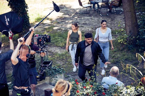 Bundesfamilienministerium wirbt mit YouTube-Serie für Pflegeausbildung - Bild vom Making of zur neuen Miniserie "Ehrenpflegas"; Foto: Zum goldenen Hirschen