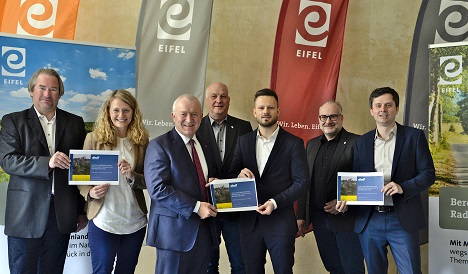 Eifel-Tourismus analysiert eigene Hilfsangebote - (v.l.) Christian Dübner (Referent Tourismus, Industrie- und Handelskammer Koblenz), Anne Morbach (Referentin Tourismuswirtschaft, Geschäftsbereich International und Wein, Industrie- und Handelskammer Trier), Aloysius Söhngen (Aufsichtsratsvorsitzender Eifel Tourismus GmbH), Klaus Schäfer (Geschäftsführer Eifel Tourismus GmbH), Moritz Sporer (Leiter Ökonomische Analyse bei der dwif Consulting Group), Stephan Kohler (Eifel Tourismus GmbH) und Philipp Piecha (Referatsleiter "Wirtschaftsförderung, Strukturpolitik und Tourismus", Industrie- und Handelskammer Aachen) präsentieren die Ergebnisse der Eifel-Umfrage – Foto: Eifel Tourismus