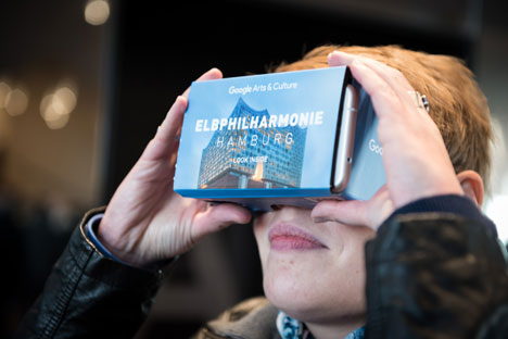 Elbphilharmonie zeigt Eröffnungskonzert im 360 Grad-Livestream - Musikbegeisterte können die Eröffnungsfeier der Elbphilharmonie via Livestream und Google Cardboard mitverfolgen; Foto: Jan Huebner