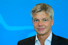 Florian Engels spricht für die Landesregierung Brandenburg - Florian Engels; Foto. brandenburg.de