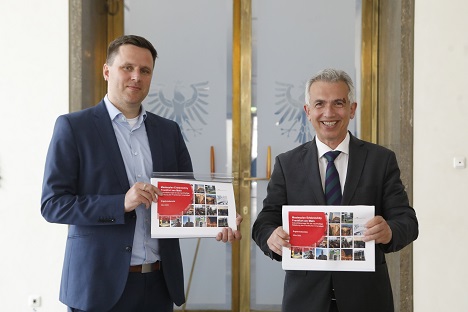 Frankfurt will Innenstadt-Erlebnis schaffen - (v.l.) Projektleiter Peter C. Kowalsky von Project M und der Oberbürgermeister Peter Feldmann stellen den Masterplan „ErlebnisCity Frankfurt am Main“ vor – Foto: Stadt Frankfurt am Main / Maik Reuß