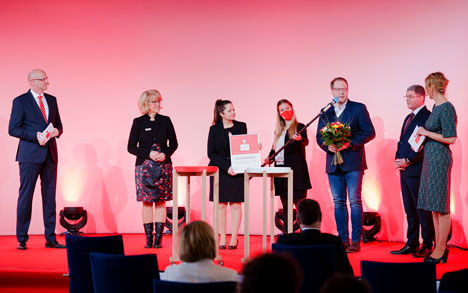Regionalverband Fläming siegt beim Marketing Award des Ostdeutschen Sparkassenverbands - MSB-Vorstandsmitglied Andreas Koch (re.) überreichte den Tourismuspreis für MICE "Fläminger Art" an die Vertreter*innen aus dem Fläming: (v.l.) Kornelia Wehlan (Landrätin des Landkreises Teltow-Fläming), Vivien Kucher vom Kreativnetzwerk FlämingSchmiede und Daniel Sebastian Menzel, Geschäftsführer des Tourismusverbandes Fläming - Foto: Photothek Thomas Trutschel