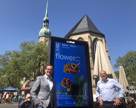 Dortmunder U wirbt für "Flowers!"-Ausstellung - Stefan Heitkemper (Leiter Dortmunder U, links) und Michael Maletz (Regionalmanager Westdeutschland, Wall GmbH) präsentieren die digitale Werbeanlage am Ostenhellweg für die Ausstellung "FLOWERS!" - Foto: Katrin Pinetzki, Stadt Dortmund