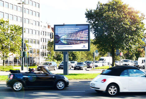 Wirtschaftsstandort Gelsenkirchen positioniert sich - Ein Gelsenkirchener Großflächenplakat in Düsseldorf, die Megalights sind in weiteren 13 Städten zu sehen; Foto: Stadt Gelsenkirchen