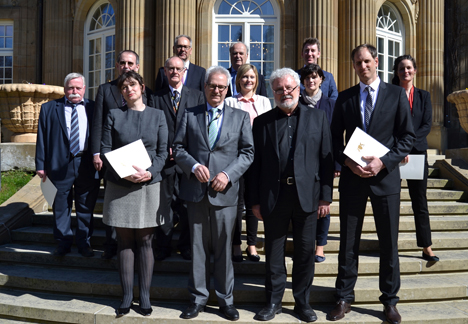 Wolfgang Kreißig neu an der Spitze der Landesanstalt für Kommunikation - Staatsminister Klaus-Peter Murawski (vorne 3. v. l. ) mit altem und neuem LFK-Vorstand. Dr. Wolfgang Kreißig (vorne rechts) folgt auf Thomas Langheinrich (vorne 2. v.l.) als Präsident, stellvertretende Vorsitzende wird Bettina Backes (vorne links); Foto: Staatsministerium Baden-Württemberg