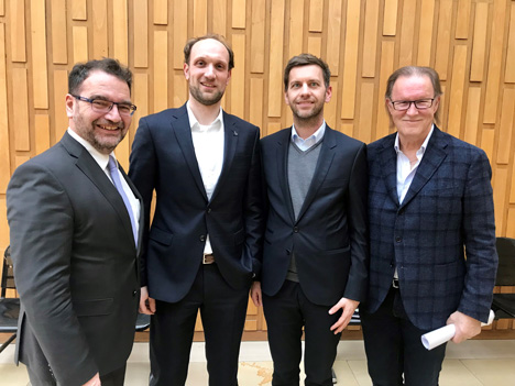 Dennis Weilmann zieht in die Geschäftsführung der Wolfsburg Wirtschaft und Marketing ein - v.l.n.r.: Sabah Enversen (stellv. Aufsichtsratsvorsitzender der WMG), Jens Hofschröer (hauptamtlicher GF der WMG), Dennis Weilmann (nebenamtlicher GF der WMG) und Harald Vespermann (Aufsichtsratsvorsitzender); Foto: WMG