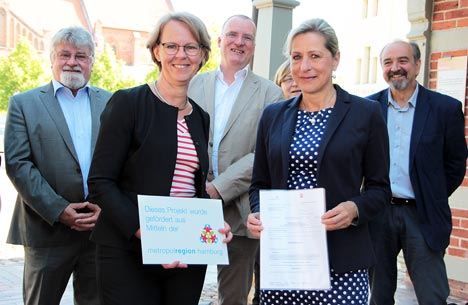 Metropolregion Region unterstützt das Leitprojekt "Grenzgeschichte(n)" - Monika Scherf, Landesbeauftragte für regionale Landesentwicklung Lüneburg, überreichte den Bewilligungsbescheid für das Projekt "Grenzgeschichte(n)" an Dagmar Schulz vom Landkreis Lüchow-Dannenberg; Foto: Marion Köhler/Metropolregion Hamburg