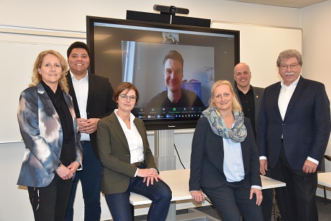 Grevenbroich bündelt Wirtschaftsförderung und Stadtmarketing - (v.l.) Ira Leifgen, Referentin des Bürgermeisters, Heinrich Thiel, Andrea Istas, Markus Rehn, Kristiane von dem Bussche, Klaus Krützen, Bürgermeister von Grevenbroich, und Wilfried Wißdorf, Geschäftsführer der SEG, präsentieren die neue Gesellschaft für Wirtschaftsförderung und Stadtmarketing Grevenbroich – Foto: Stadt Grevenbroich