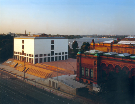 Hamburger Museen starten Instaswap-Aktion - Auch die Hamburger Kunsthalle ist bei der Instagram-Aktion dabei. Blick auf Galerie der Gegenwart und Gründungsbau; © Hamburger Kunsthalle, Foto: Wolfgang Neeb