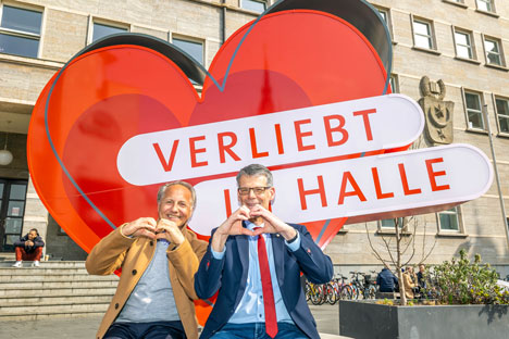 Halle (Saale) installiert "Verliebt in Halle"-Herz in der City - Halles Stadtmarketinggeschäftsführer Marke Lange (li.) und Bürgermeister Edbert Geier stellen das neue Fotomotiv, eine Aktion im Rahmen der "Verliebt in Halle"-Kampagne, vor - Foto: Thomas Ziegler